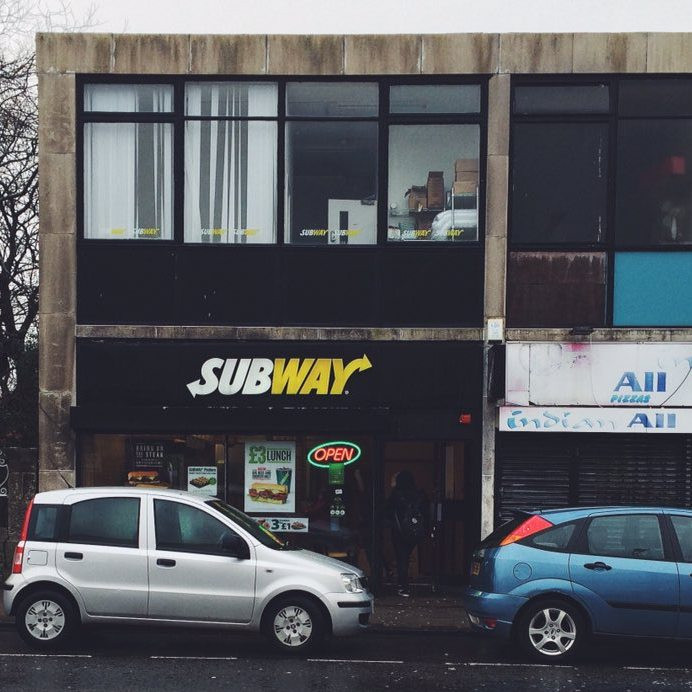 Почему в городе Ларкхолл вывеска ресторана Subway выполнена на чёрном фоне вместо зелёного?