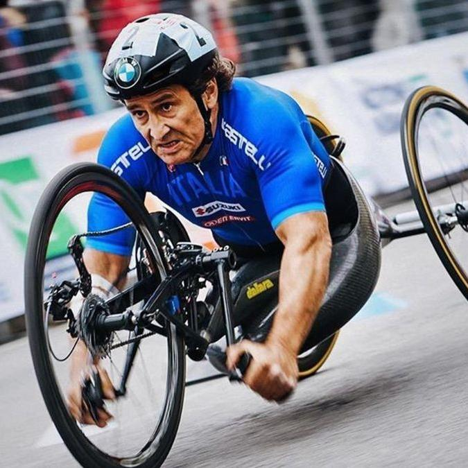 Какой автогонщик много лет участвовал в мировых чемпионатах с ампутированными ногами?