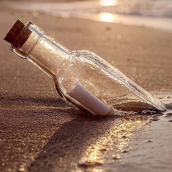 Где и когда существовала государственная должность откупорщика бутылок с письмами, выловленных в океане?