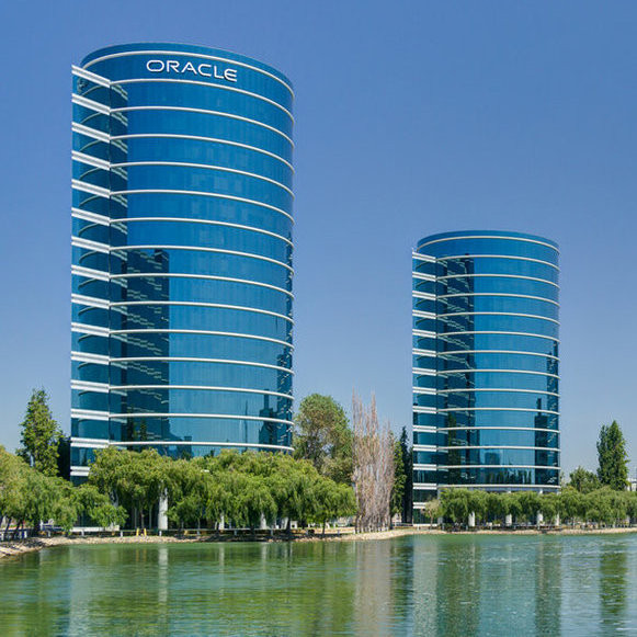 Почему система управления баз данных Oracle была выпущена сразу под второй версией?